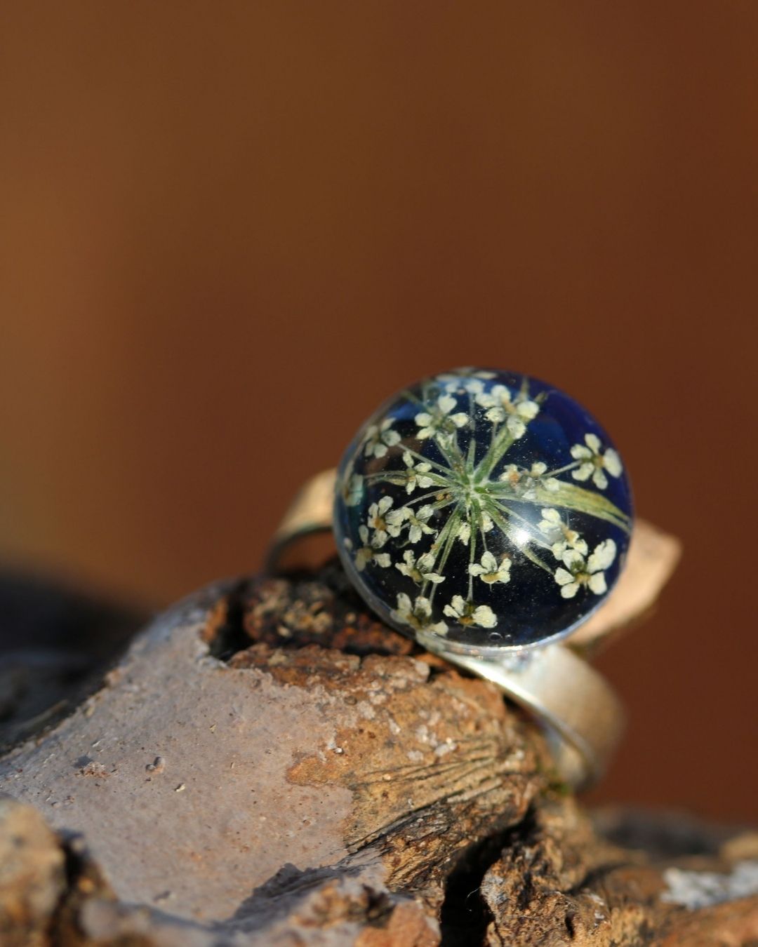 Bijou artisanal créé par Julie Pagesse, de la collection Les Bijoux d’Ancrage, inspiré des fleurs et de la nature.