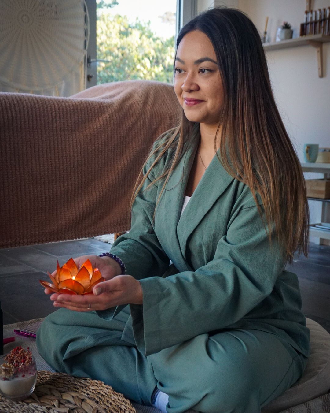 Portrait de la créatrice de LightChannel, praticienne en channeling énergétique et accompagnement spirituel par la lumière.