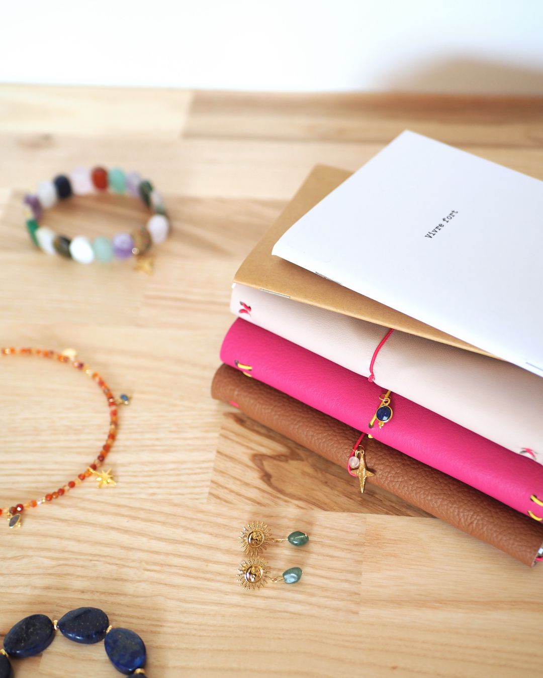 Carnets fabriqués à la main et bijoux en pierre naturelles proposées par la marque Océane LK